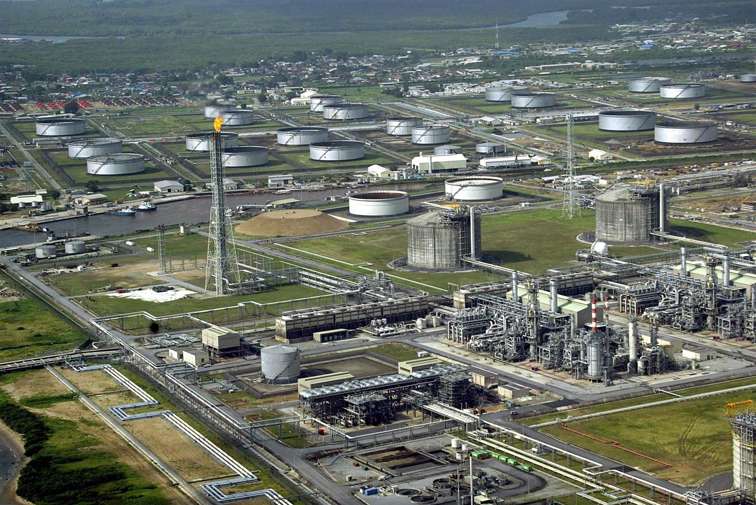 140509-nigeria-oil-production-pmc-1338_6556414330613f620b0a669167e81c0e.nbcnews-ux-2880-1000