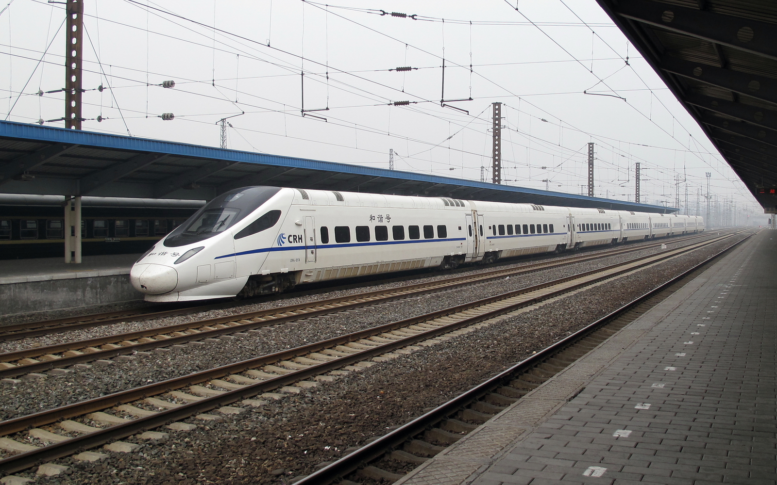 China_Railways_CRH5_at_Qinhuangdao_Railway_Station_20090810