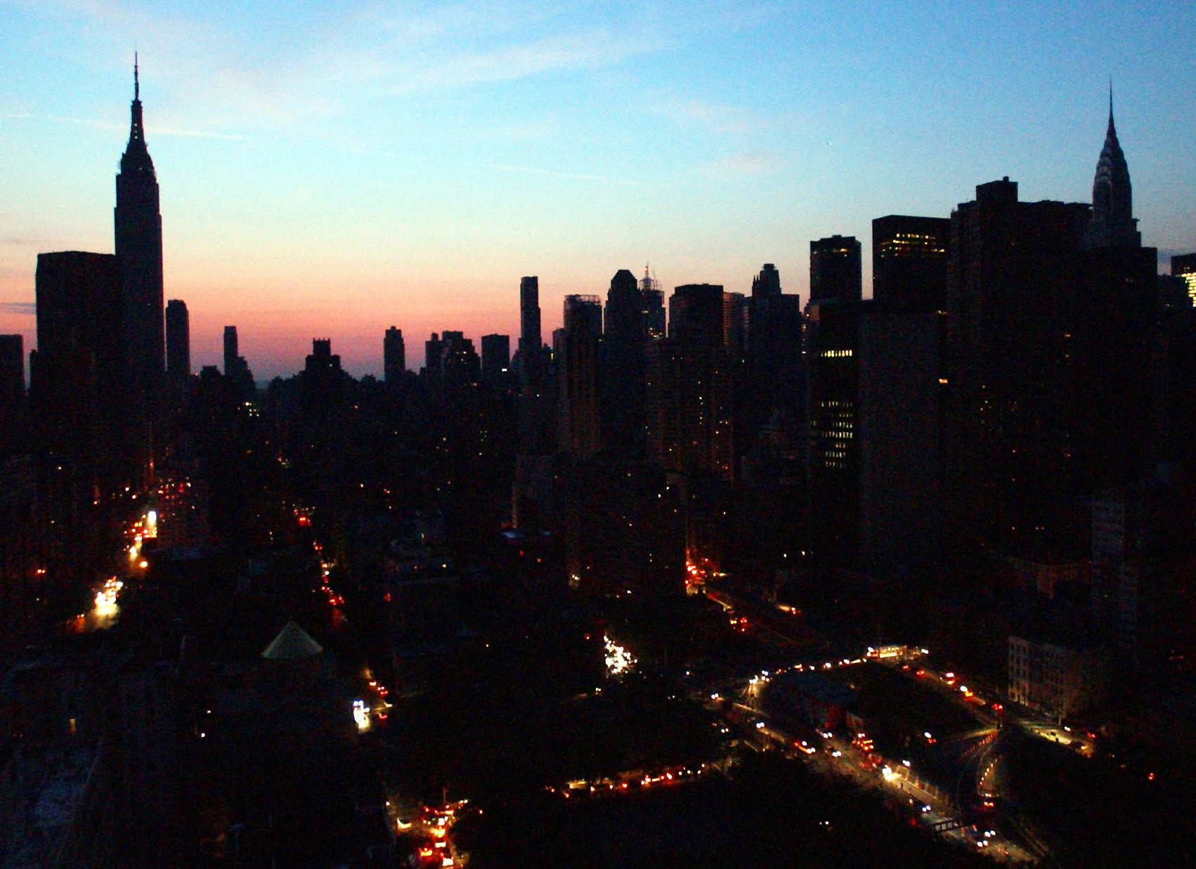 Manhattan awakens to darkness on August 15, 2003. A severe GMS could cause a much more severe and longer-lasting blackout than the one in 2003. Photo: AP/Frank Franklin II, File)