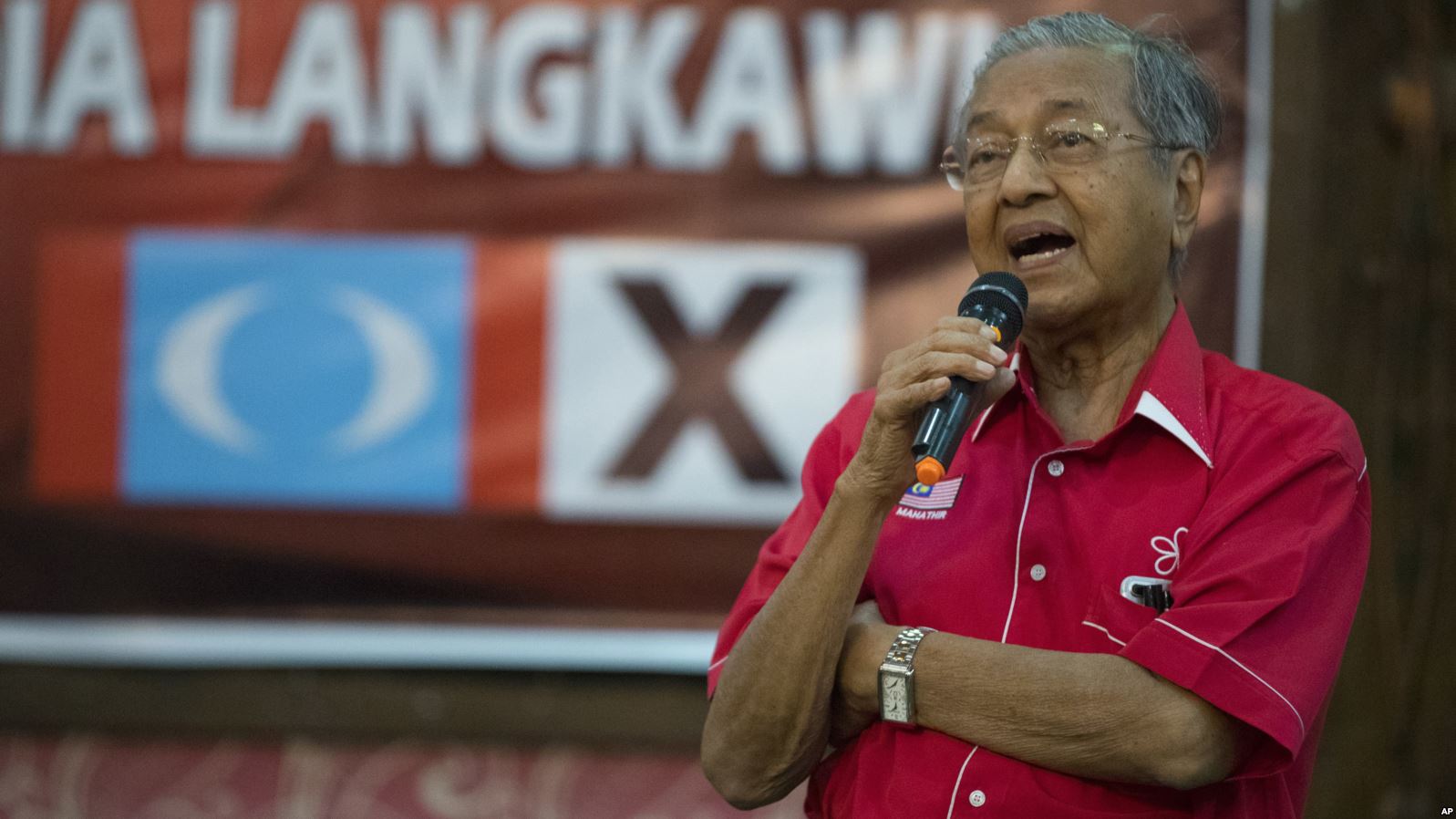 Former Malaysian leader Mahathir Mohamad speaks at a local community in Langkawi, Malaysia, April 27, 2018. In an unlikely comeback, he's switched sides in Malaysian politics, coming out of retirement to unite an opposition that’s seeking to end his former party’s 60-year hold on power and oust his protege, Prime Minister Najib Razak, in May 9 elections. / 1MDB
