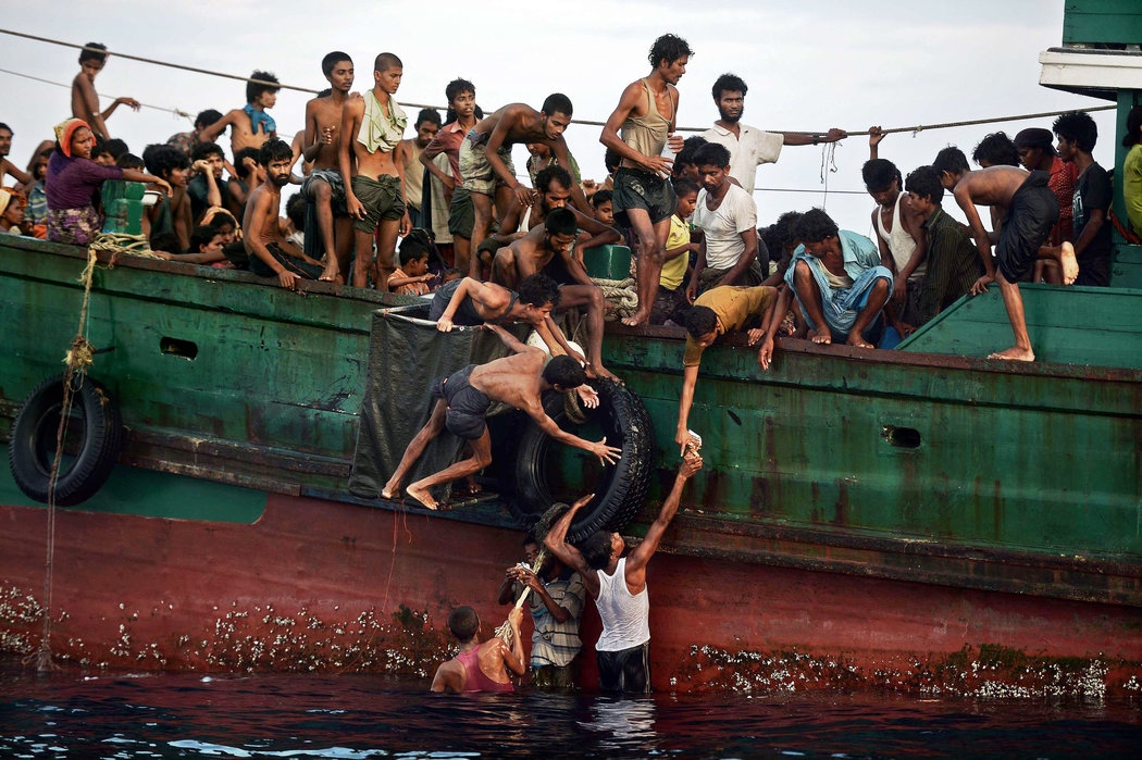 Rohingya Muslims flee Myanmar’s Rakhine State