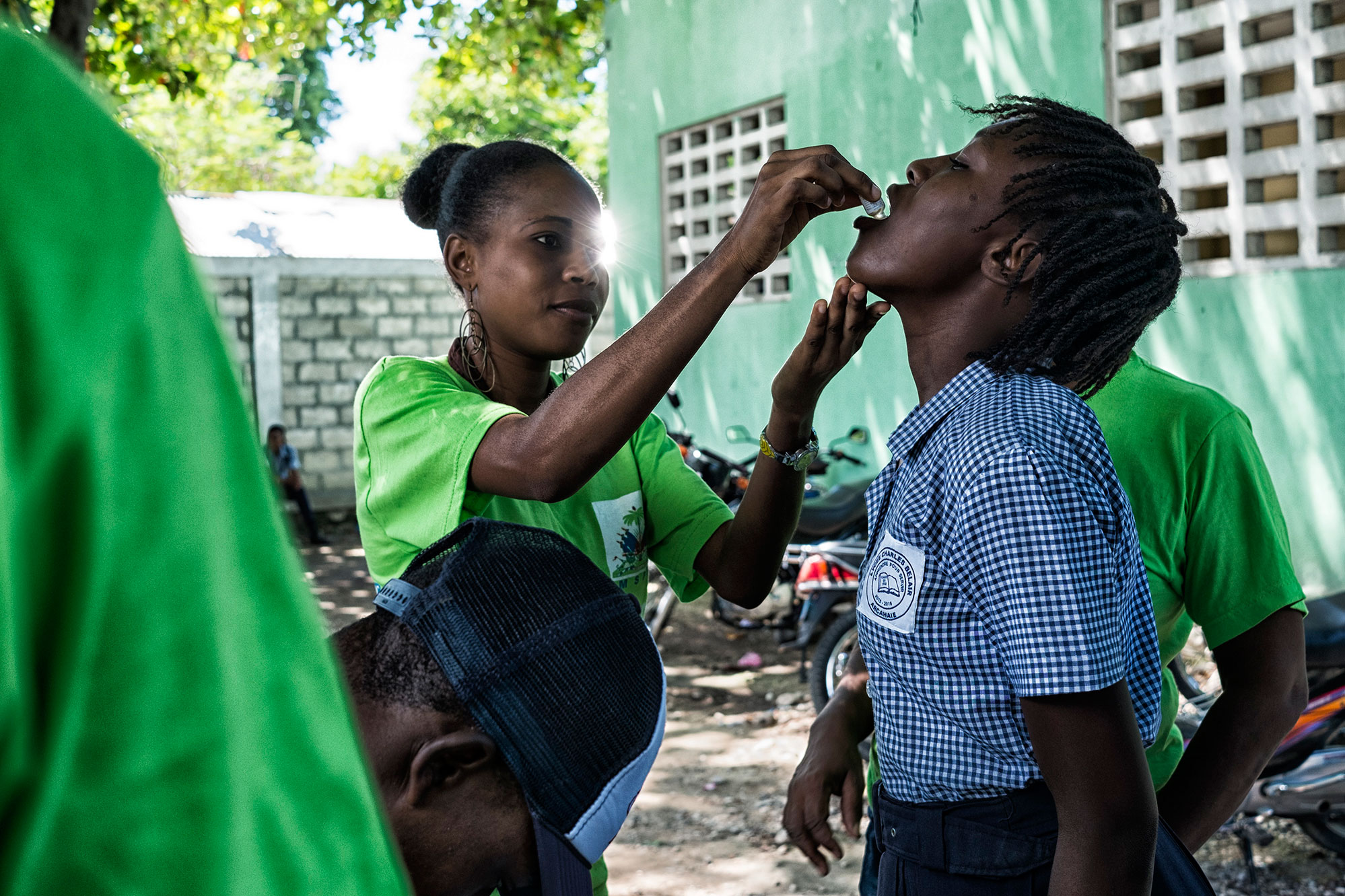 An aid worker delivers cholera treatment