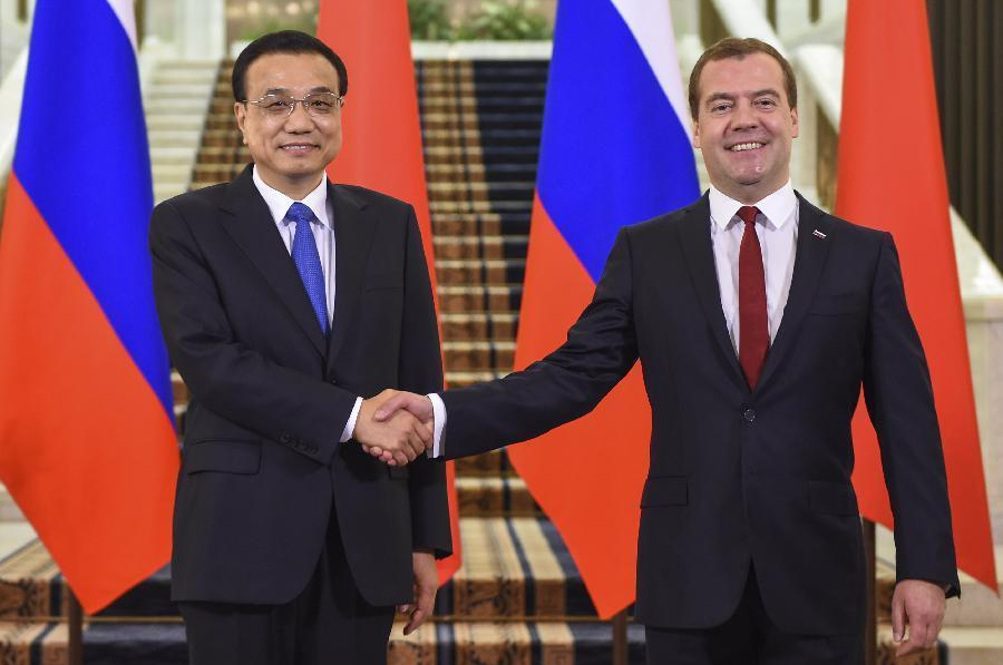 Dmitry Medvedev and Li Keqiang frosty embrace