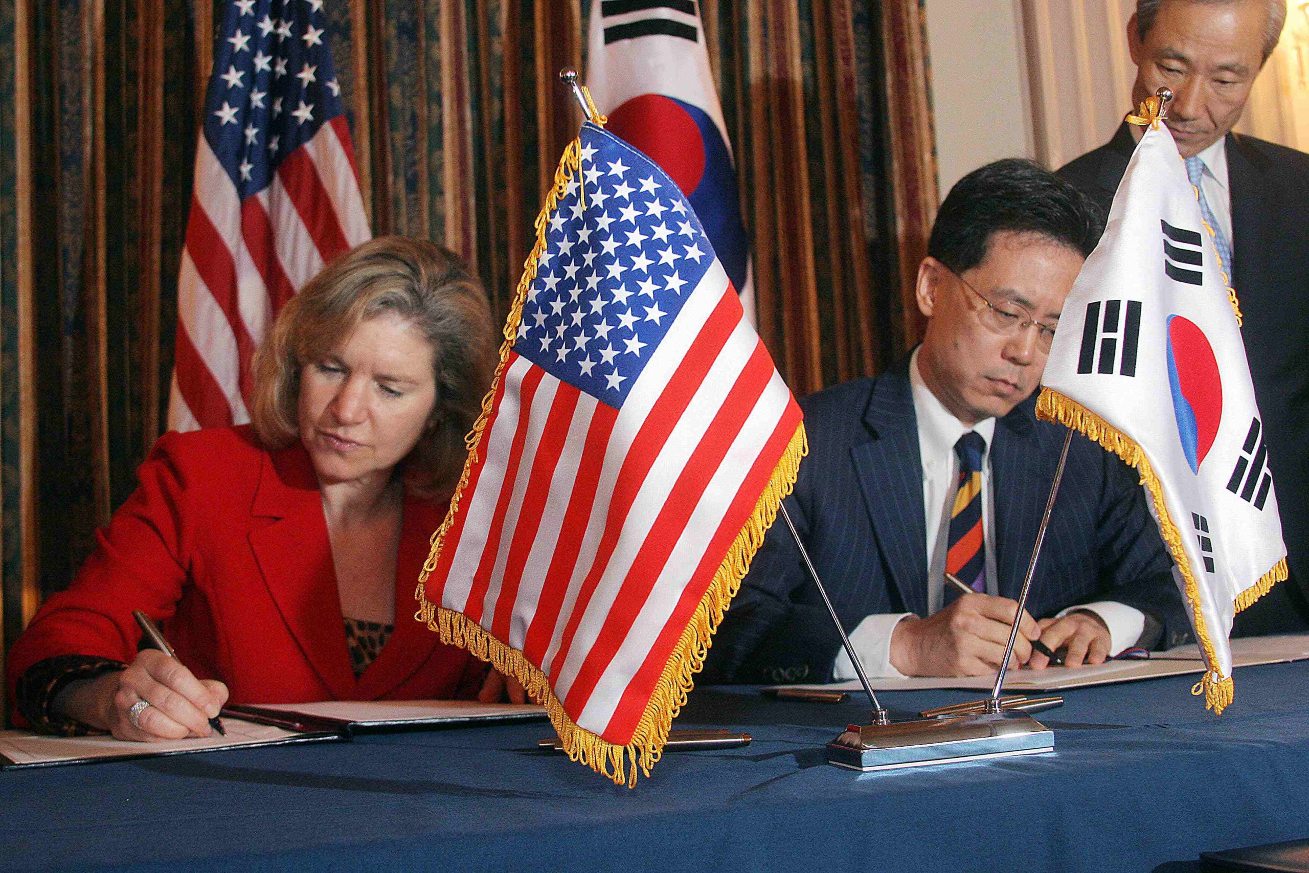 Now-Trade Minister Kim Hyun-chong signing KORUS trade deal in 2007