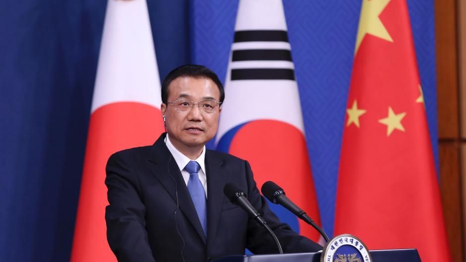Chinese_Premier_Li_Keqiang_China-ROK-Japan_meeting_cropped
