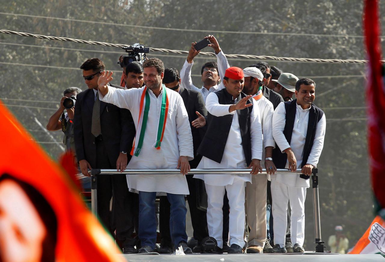 FILE PHOTO: Rahul Gandhi, Vice-President of India’s main opposition Congress Party, and Akhilesh Yadav, Samajwadi Party (SP) President and Chief Minister of the northern state of Uttar Pradesh, wave to the crowd in Allahabad