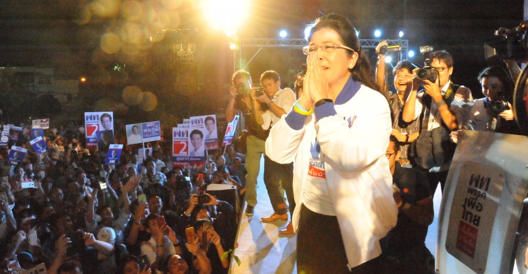 The Phuea Thai Party held a big speech at the city hall in front of the Bangkok City Hall. Led by Khunying Sudarat Keuraphan and Kaeng Phaeng / Thailand election