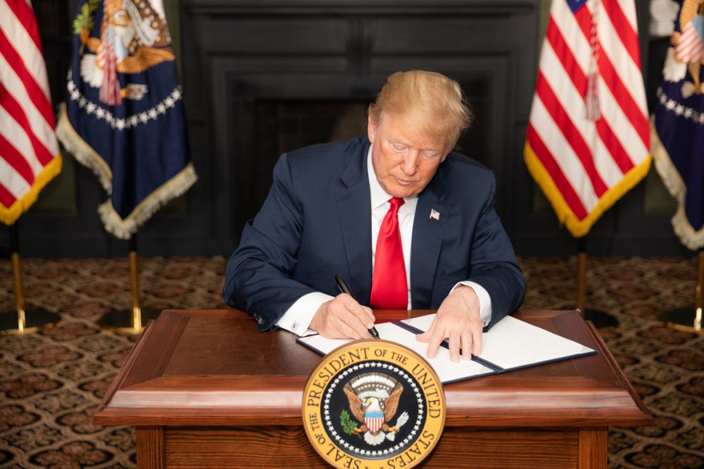 Donald Trump signing EO on Iran sanctions P20180805SC 0480