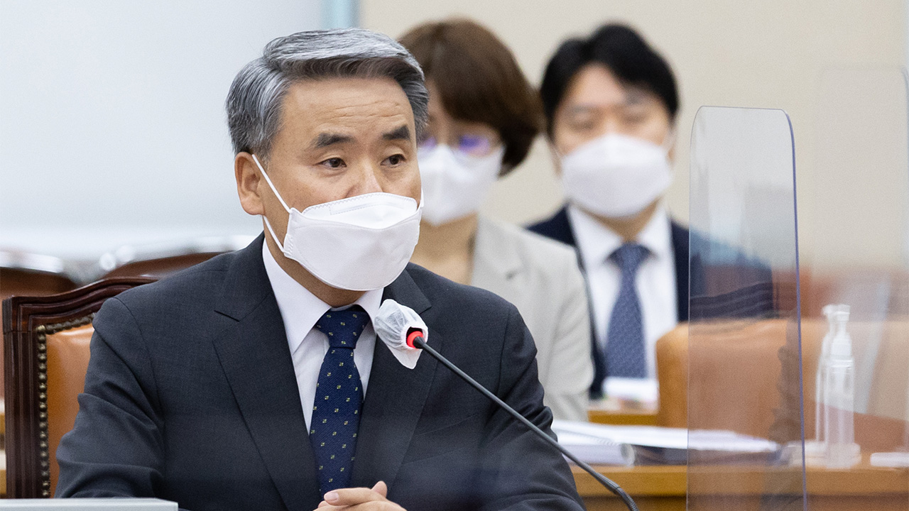 South Korean Defense Minister Lee Jong-sup wearing a mask