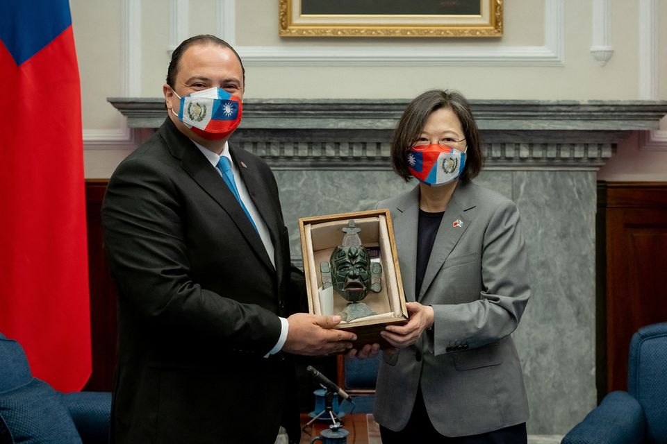 Guatemalan Foreign Minister Mario Bucaro and Taiwanese President Tsai Ing-wen